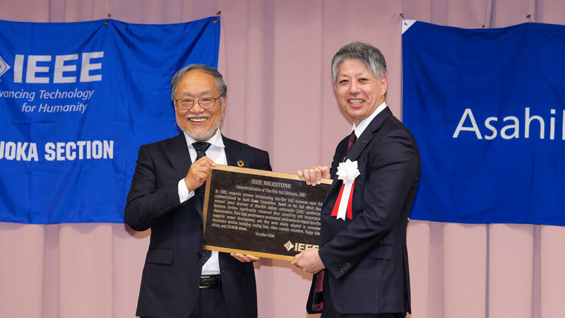 Toshio Fukuda, Former President and Life Fellow of the IEEE, presents the IEEE Milestone plaque to Naoyuki Kurita, President of Asahi Kasei Microdevices