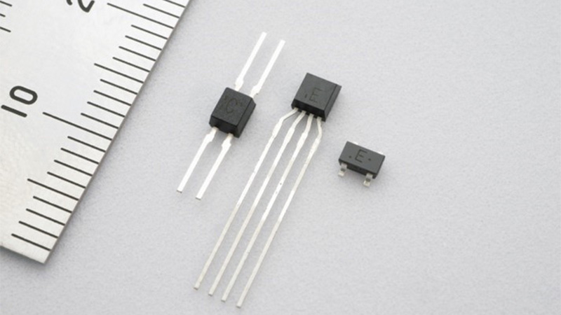 薄膜ホール素子 (左から : HW-300A, HW-300B, HW-101A)